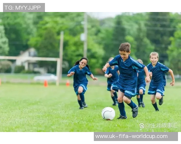 学生们在绿茵场上踢足球的精彩瞬间图片合集